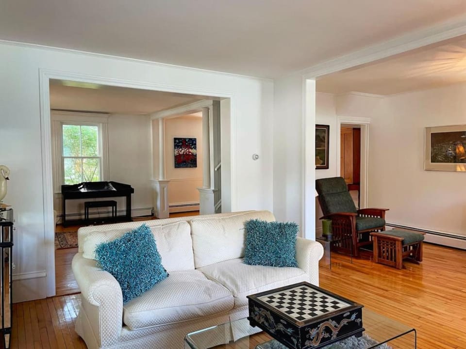 Gwyn Haven - Spacious Charming Century Home in Wellington House in New York