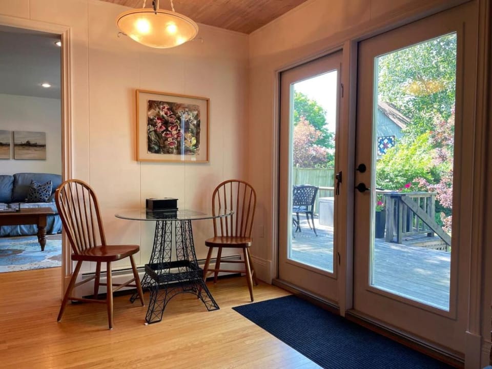 Gwyn Haven - Spacious Charming Century Home in Wellington House in New York