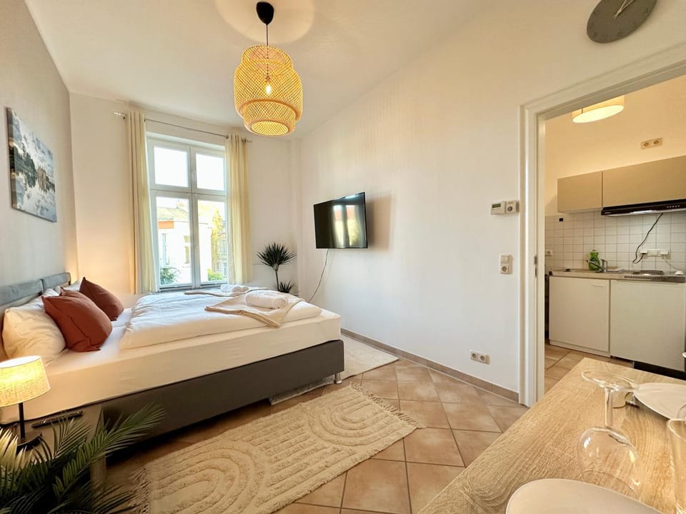 Bed, TV and multimedia, Kitchen or kitchenette, Photo of the whole room, Bedroom