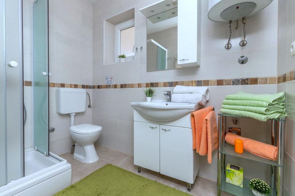 Shower, Toilet, Bathroom, hair dryier, towels
