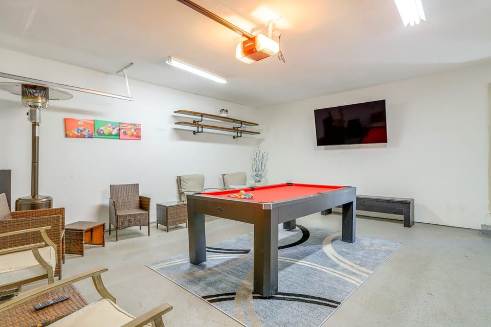 Deck & Game Room: Family Home in Stockbridge! House in Stockbridge