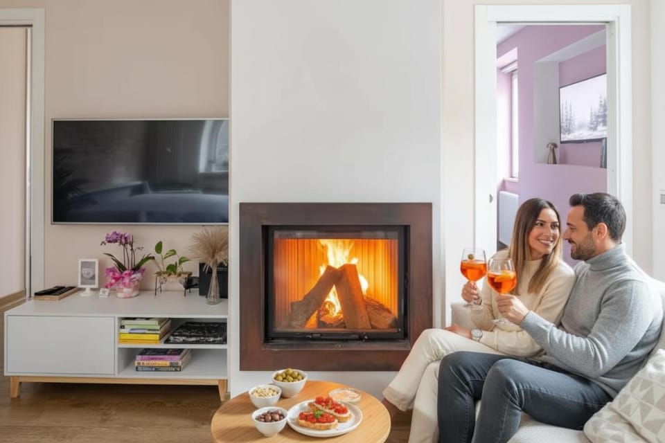 Communal lounge/ TV room, People, TV and multimedia, Living room, Evening entertainment
