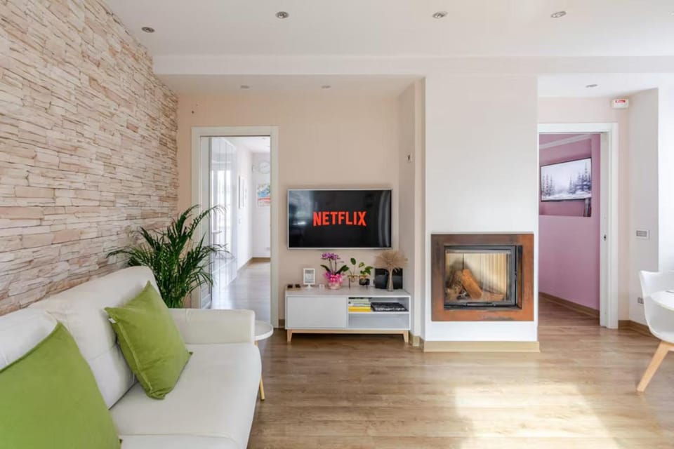 Communal lounge/ TV room, TV and multimedia, Living room, Seating area, Evening entertainment