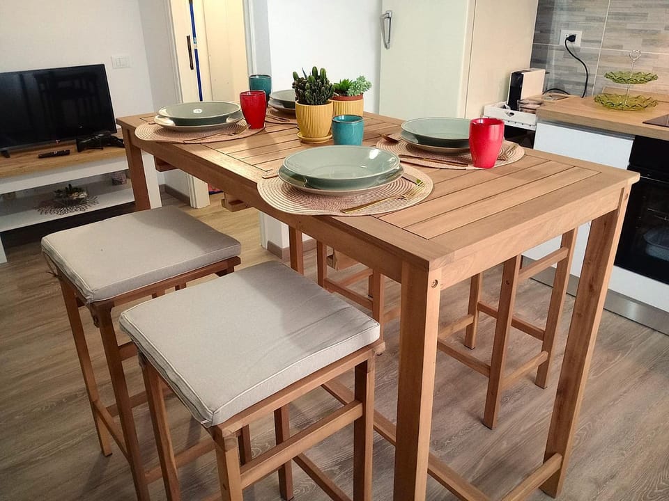 TV and multimedia, Living room, Seating area, Dining area