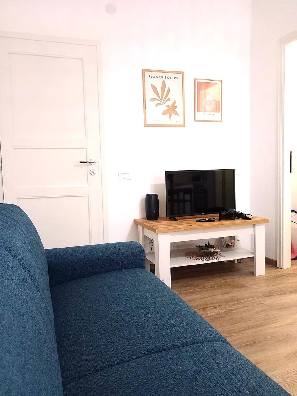 TV and multimedia, Living room, Seating area, Evening entertainment