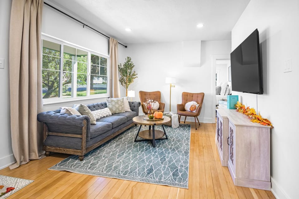 TV and multimedia, Living room, Seating area, Evening entertainment