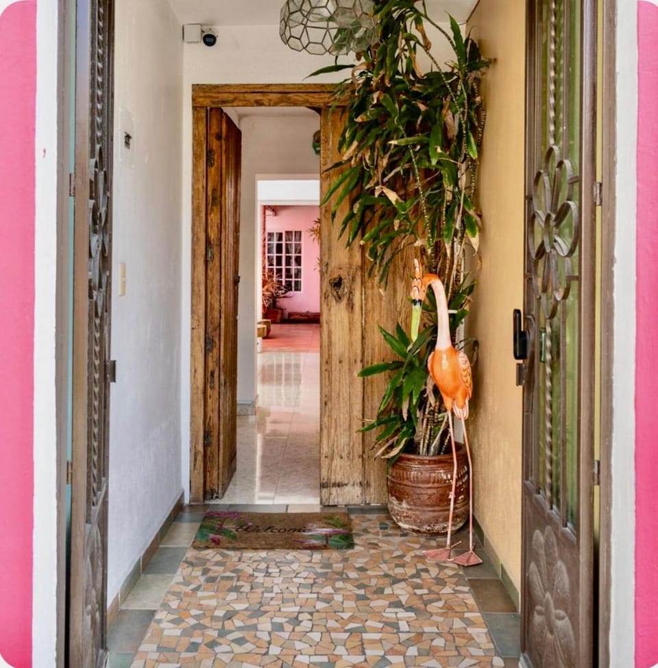 Casa Flamingos en el centro de Tlaquepaque House in Tlaquepaque