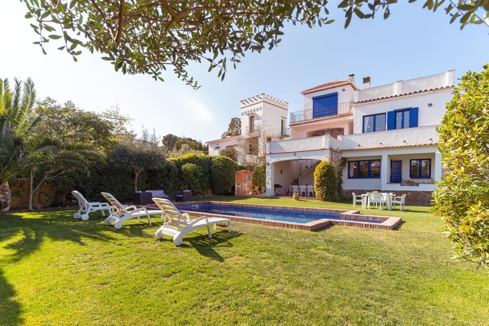 Property building, Garden, Swimming pool