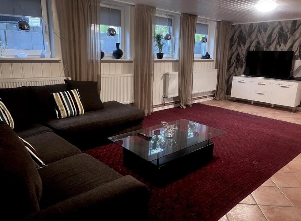 Communal lounge/ TV room, TV and multimedia, Living room