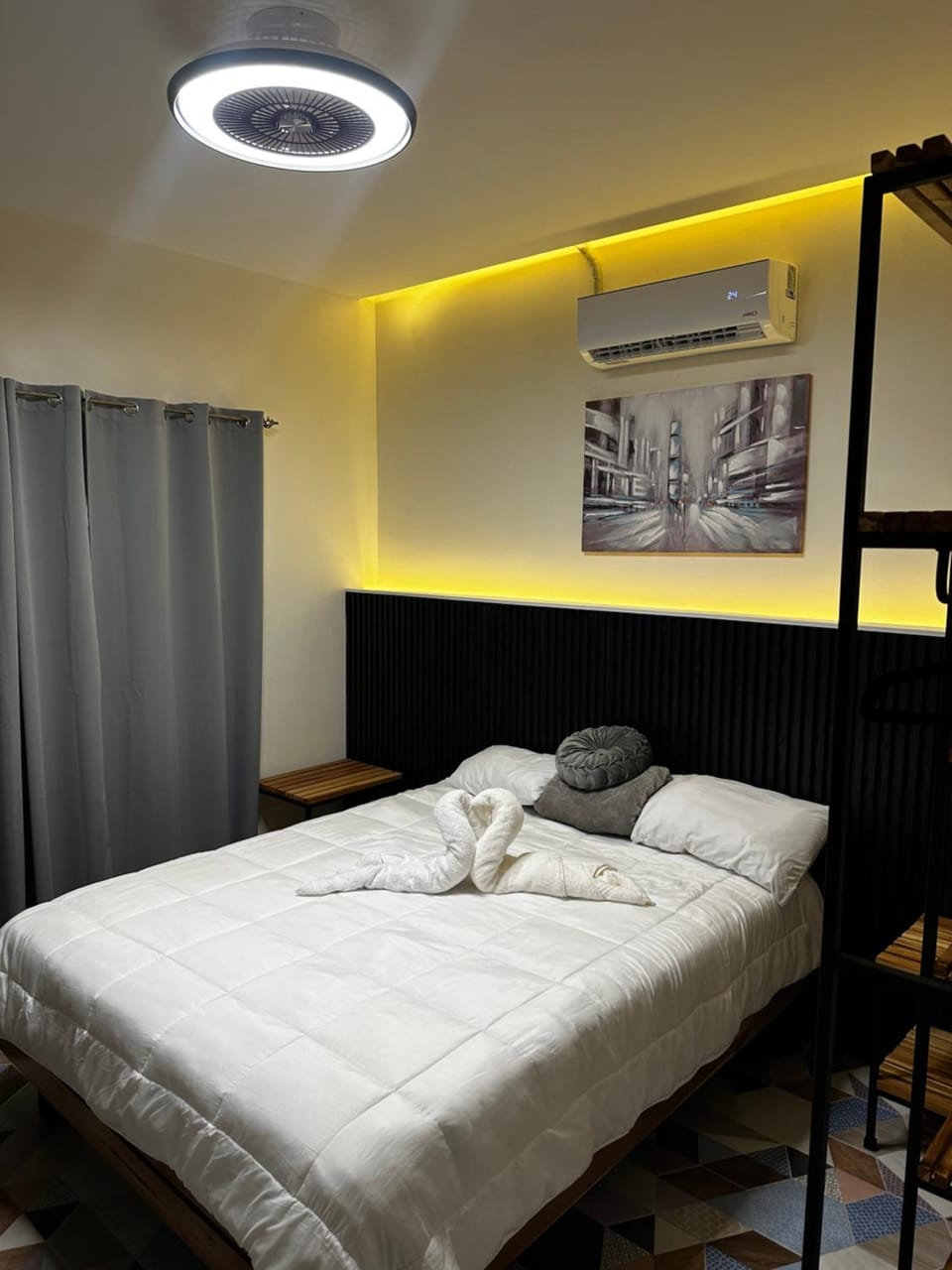 Bed, Photo of the whole room, Bedroom, air conditioner