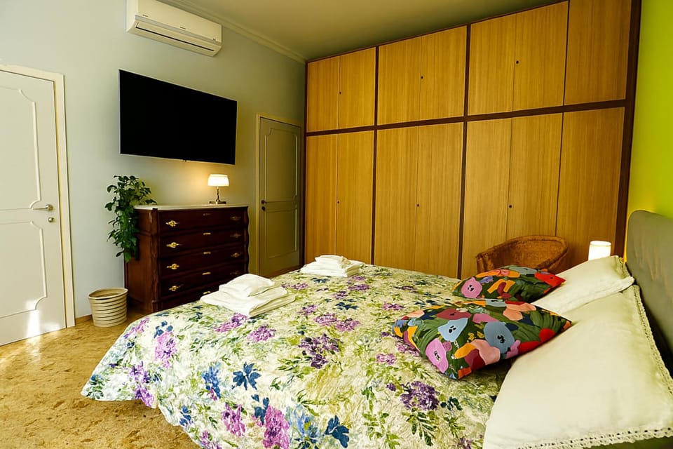 Bed, TV and multimedia, Photo of the whole room, Bedroom, wardrobe