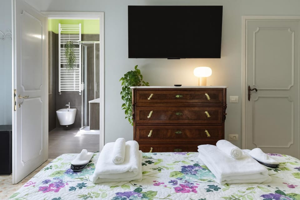 Bed, Bathroom, TV and multimedia, Photo of the whole room, Bedroom