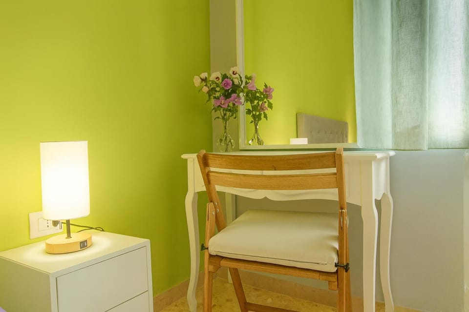 Photo of the whole room, Decorative detail, Bedroom, furniture