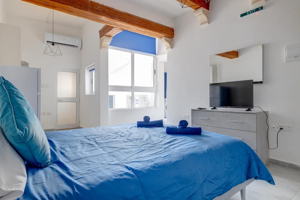 TV and multimedia, Photo of the whole room, Bedroom
