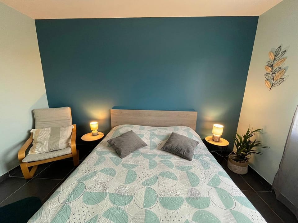 Bed, Photo of the whole room, Bedroom