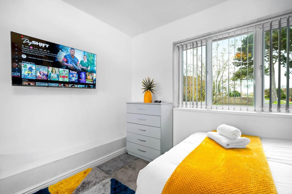 6 bedroom Home in Solihull - Near NEC, JLR, HS2 and BHX House in Solihull