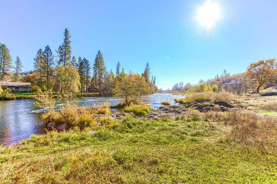 Riverfront Getaway House in Shady Cove