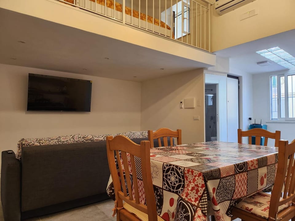 TV and multimedia, Living room, Seating area, Dining area, Evening entertainment