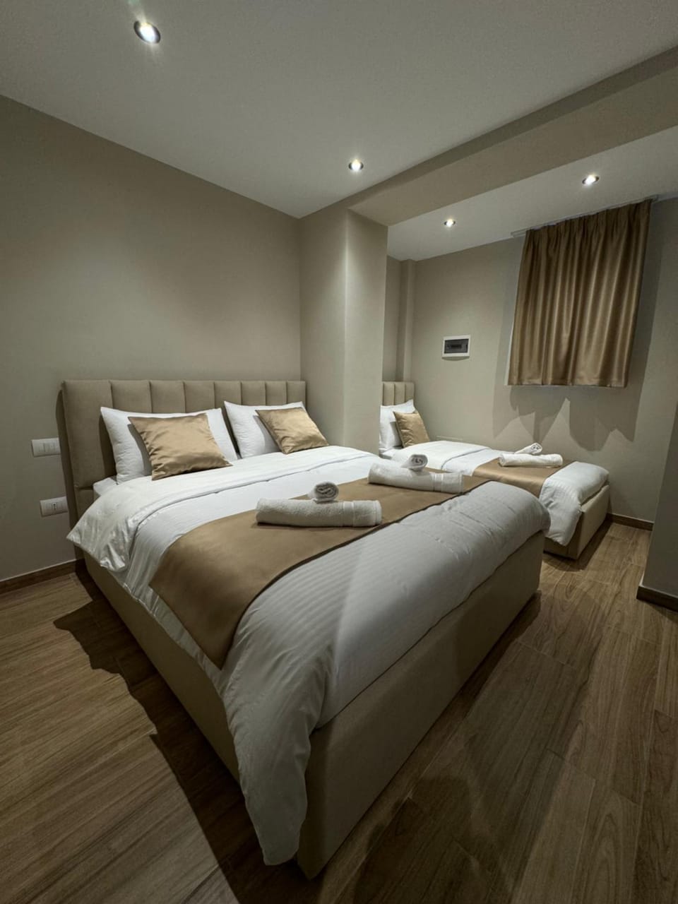 Bed, Bedroom, towels