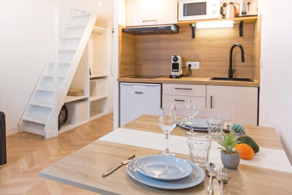 Coffee/tea facilities, Kitchen or kitchenette, Dining area, toaster
