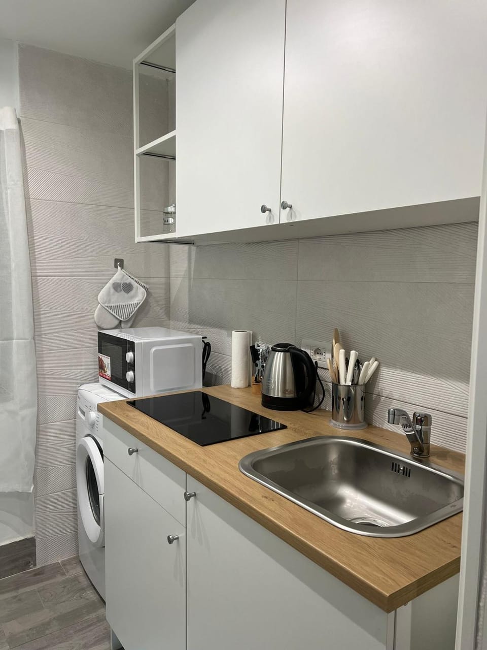Kitchen or kitchenette, stove, washing machine, kitchen, kitchen