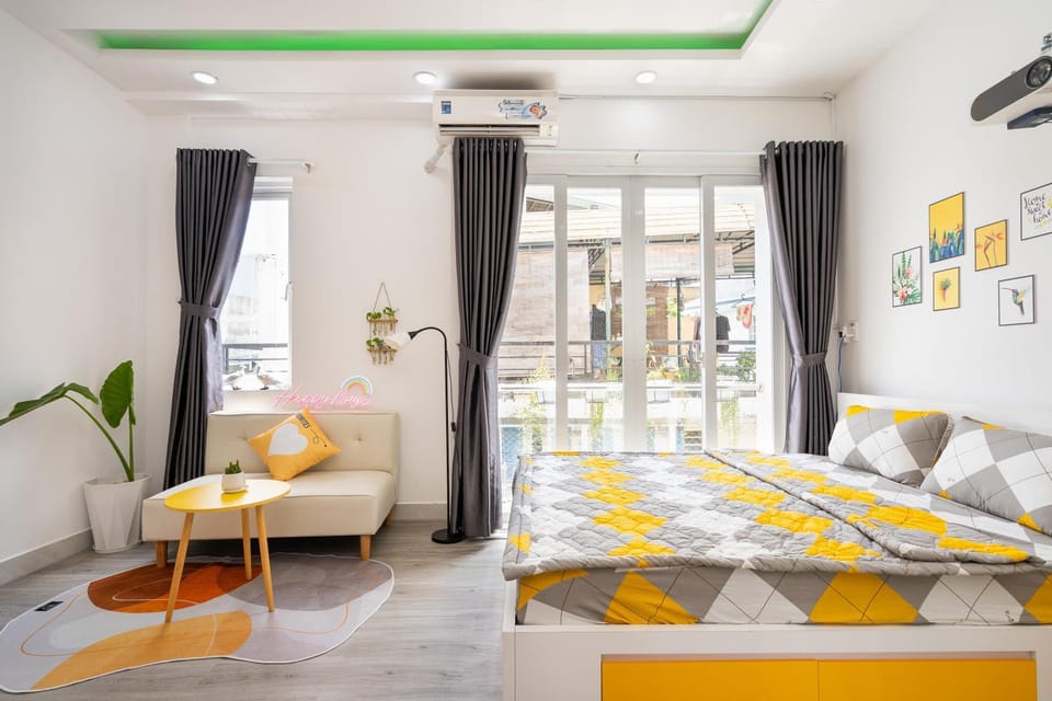 Bed, Photo of the whole room, Seating area, Bedroom
