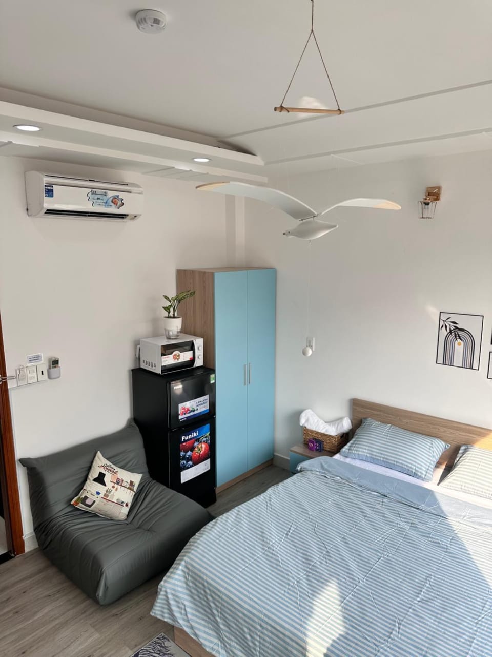 Bed, Bedroom, wardrobe, air conditioner