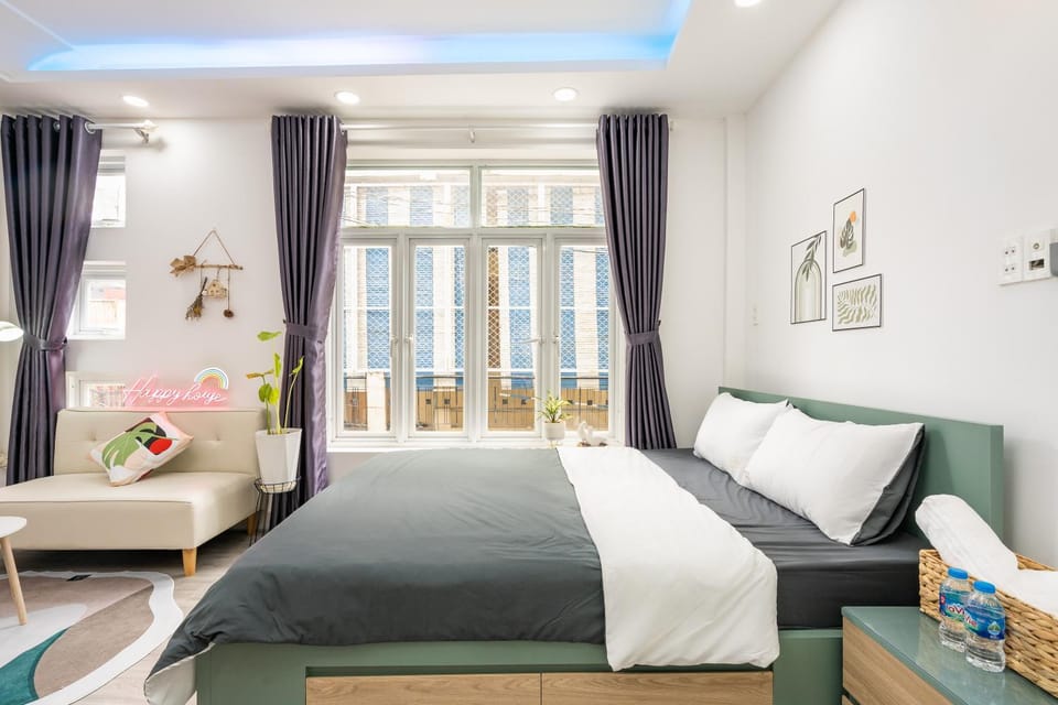 Bed, Photo of the whole room, Seating area, air conditioner