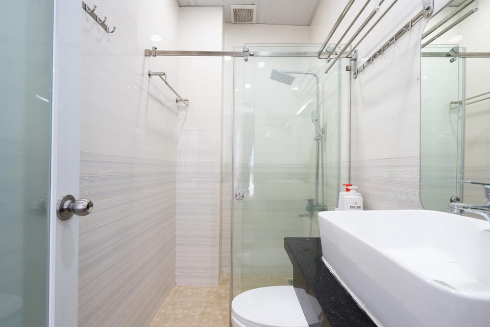 Shower, Toilet, Bathroom, towels