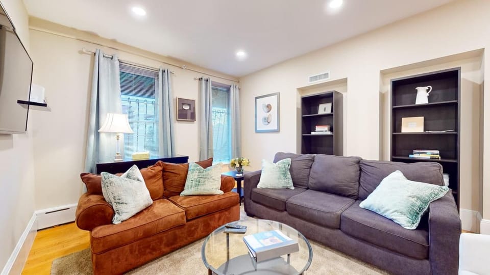 2 Bedroom Unit in the Heart of Back Bay Apartment in Back Bay