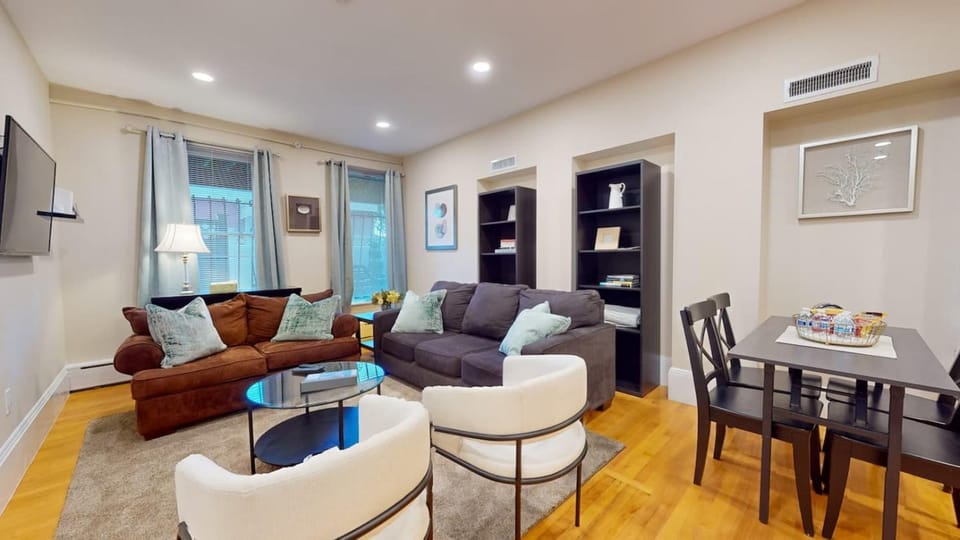 2 Bedroom Unit in the Heart of Back Bay Apartment in Back Bay