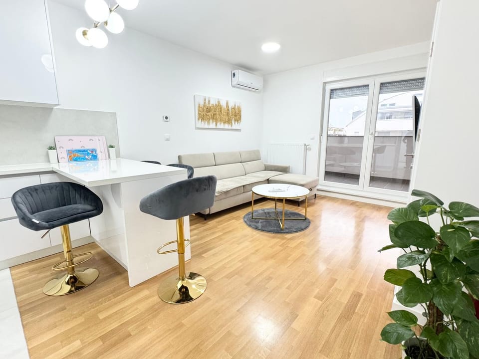TV and multimedia, Kitchen or kitchenette, Living room, Seating area, air conditioner