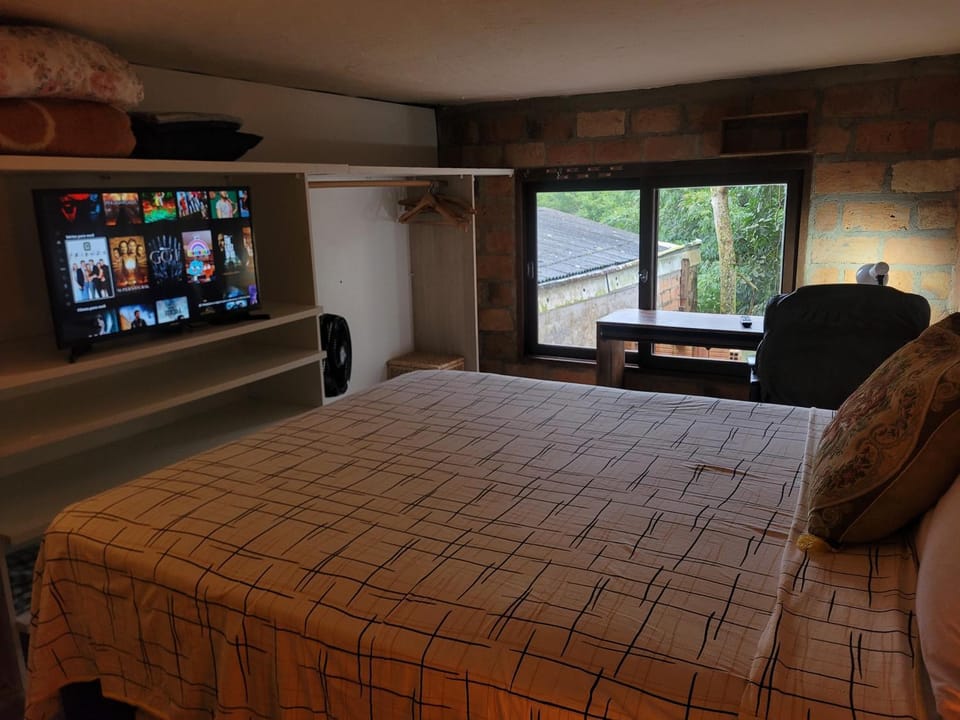 Bed, TV and multimedia, Photo of the whole room, Bedroom