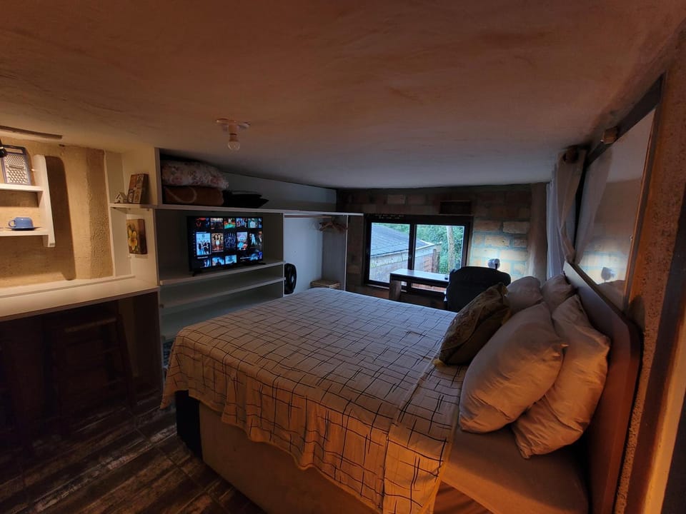 Bed, TV and multimedia, Photo of the whole room, Bedroom