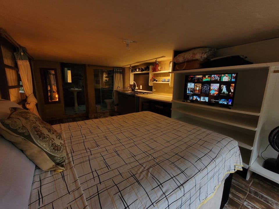 Bed, TV and multimedia, Photo of the whole room, Bedroom