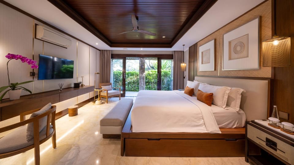 Bed, TV and multimedia, Photo of the whole room, Seating area, Bedroom