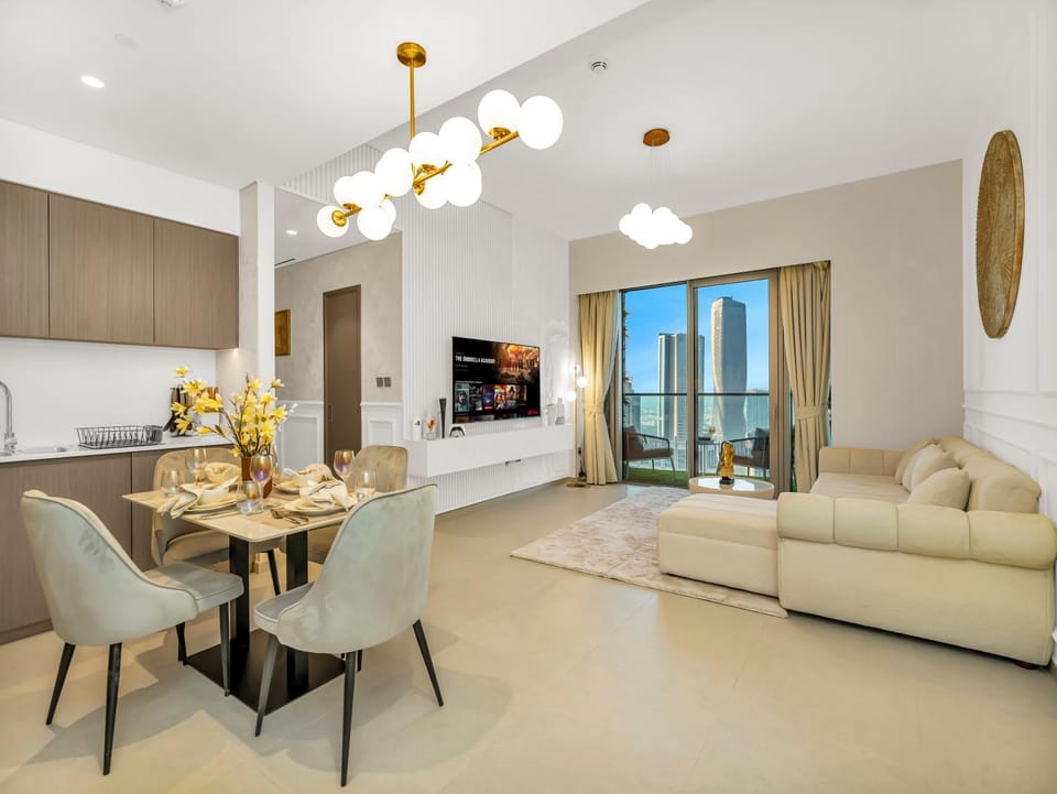 TV and multimedia, Living room, Seating area, Dining area