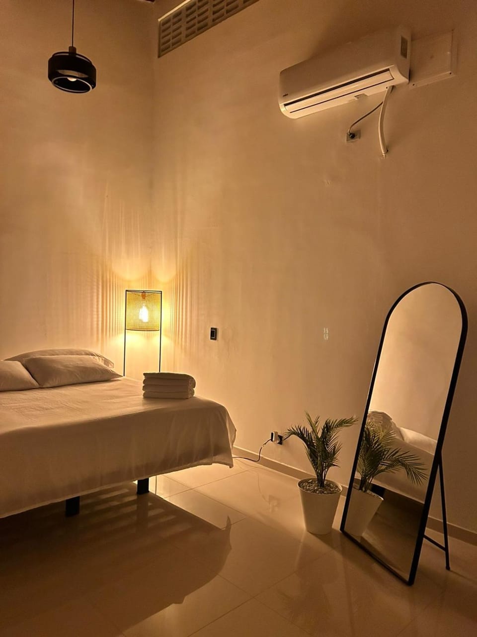 Bed, Photo of the whole room, air conditioner