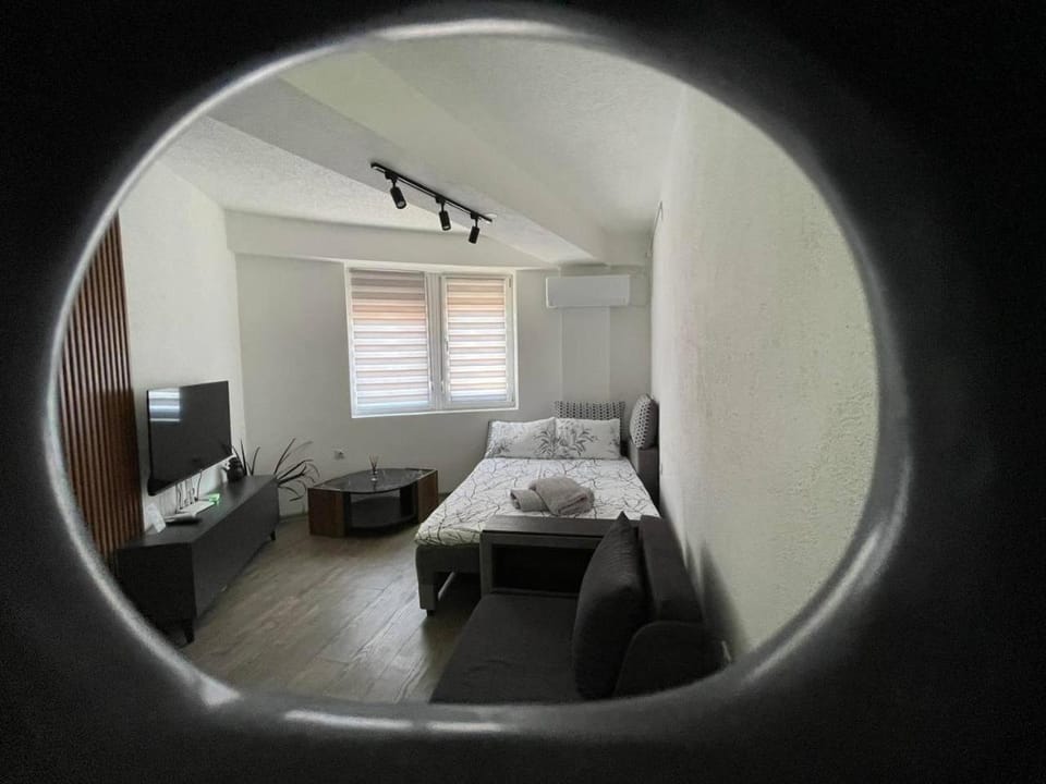 Communal lounge/ TV room, Bed, TV and multimedia, Living room, Bedroom