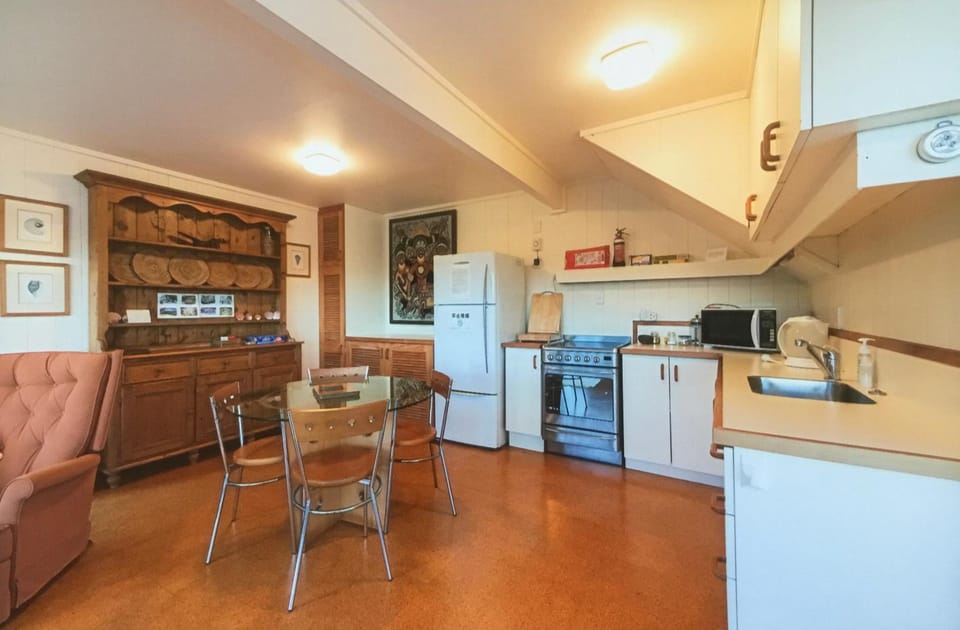 Pomare Beach Chalet Chalet in Northland