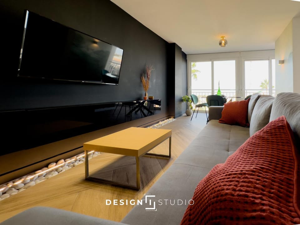 Communal lounge/ TV room, TV and multimedia, Living room, Seating area, Evening entertainment