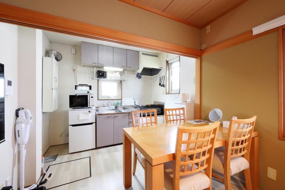 Kitchen or kitchenette, Dining area, oven, stove