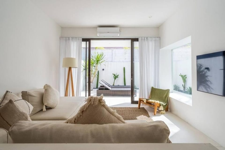 TV and multimedia, Living room, Seating area, air conditioner