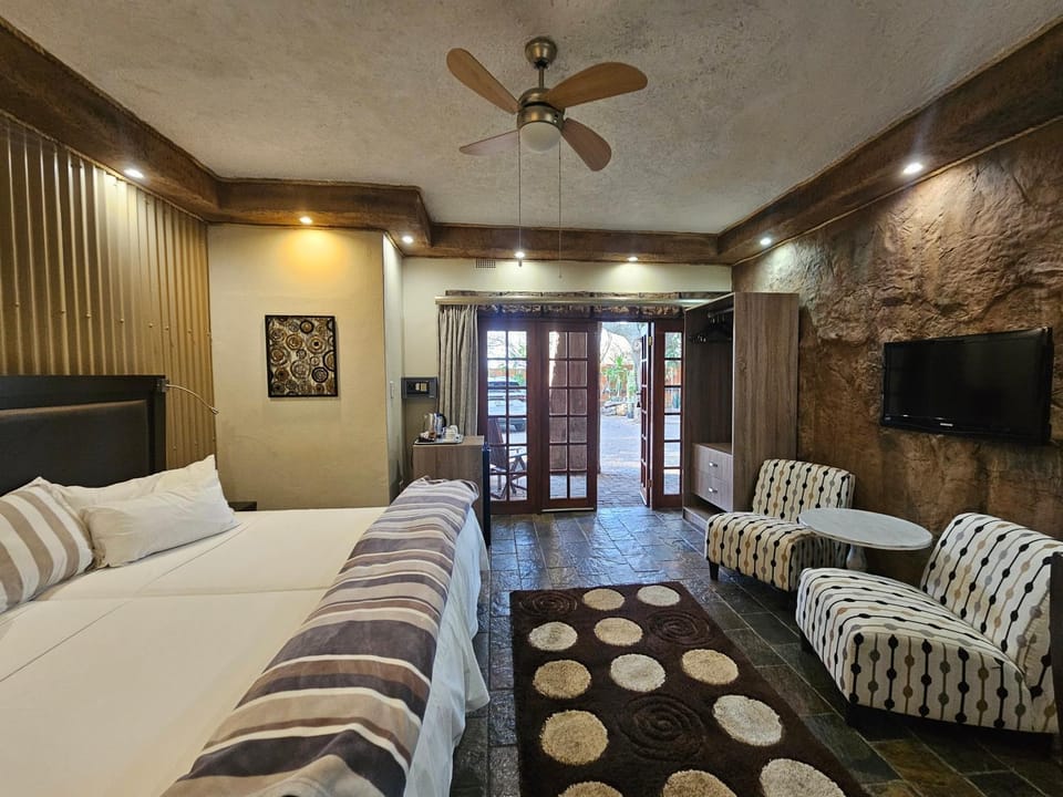 Bed, TV and multimedia, Living room, Seating area, Bedroom