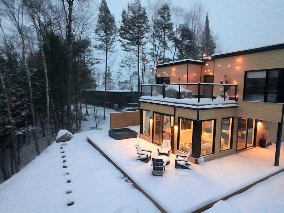 Ultra Luxurious Modern Chalet Private Jacuzzi Chalet in Quebec