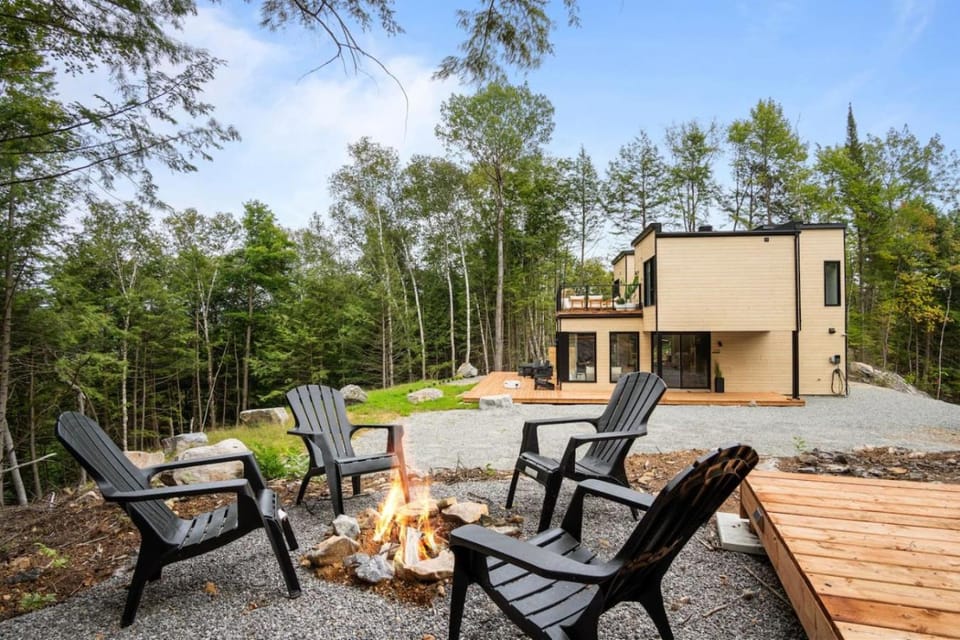 Ultra Luxurious Modern Chalet Private Jacuzzi Chalet in Quebec