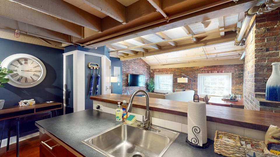 Elegant 2BR 009mi Faneuil HallQuincy Market Apartment in North End Boston
