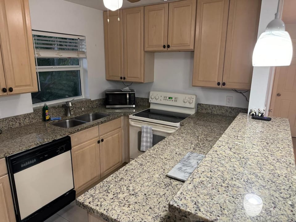 Kitchen or kitchenette, dishwasher, stove