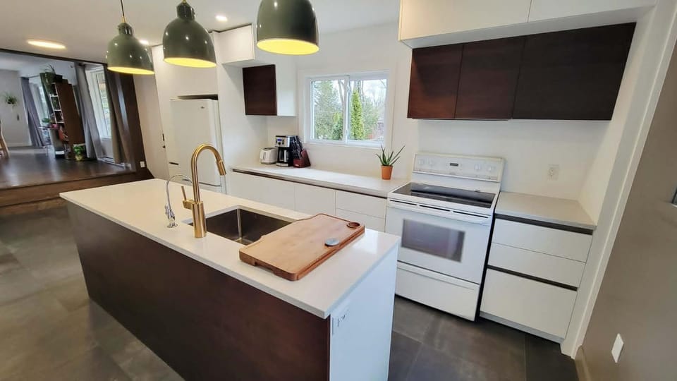 Kitchen or kitchenette, dishwasher, oven, toaster