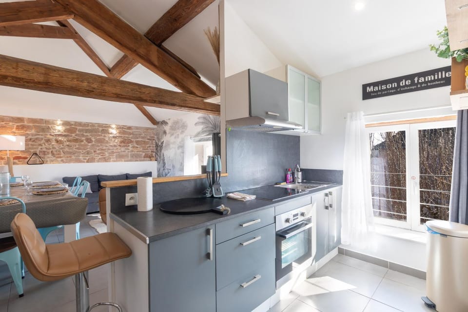 TV and multimedia, Kitchen or kitchenette, Dining area, dishwasher, minibar, oven, stove
